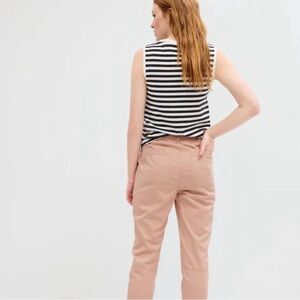 Gap women’s Twill Girlfriend Jogger - 00. Great condition